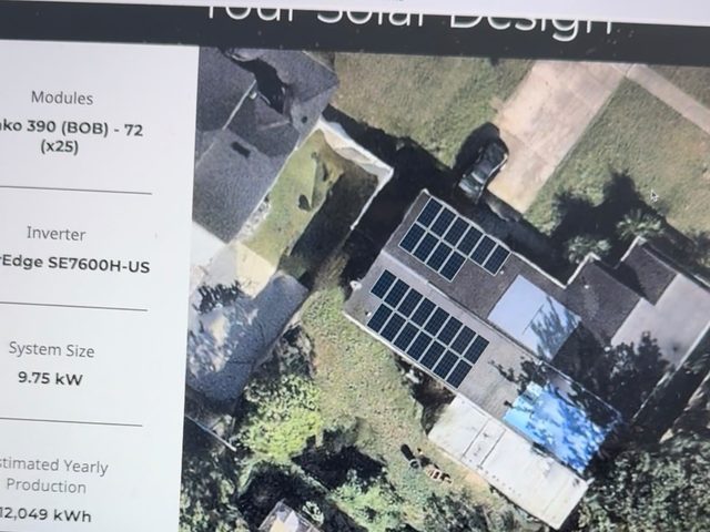 Pantalla con el diseño solar de una casa vista desde arriba, con los paneles ya distribuidos
