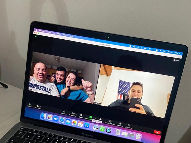 Consultoría de PoweRoof por videollamada: una familia y su asesor en la pantalla de un portátil