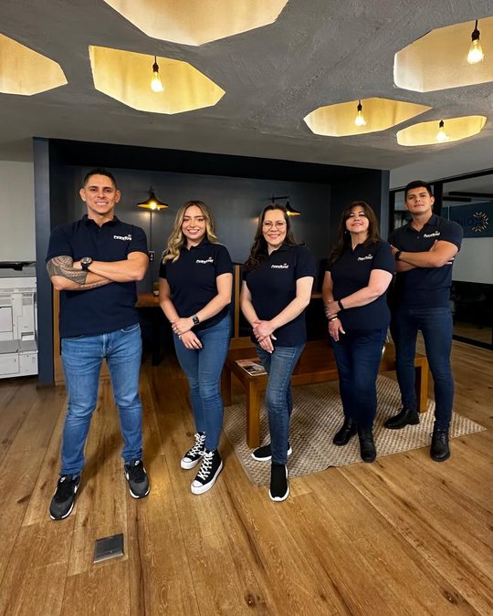 El equipo de PoweRoof con el uniforme de la marca en su oficina